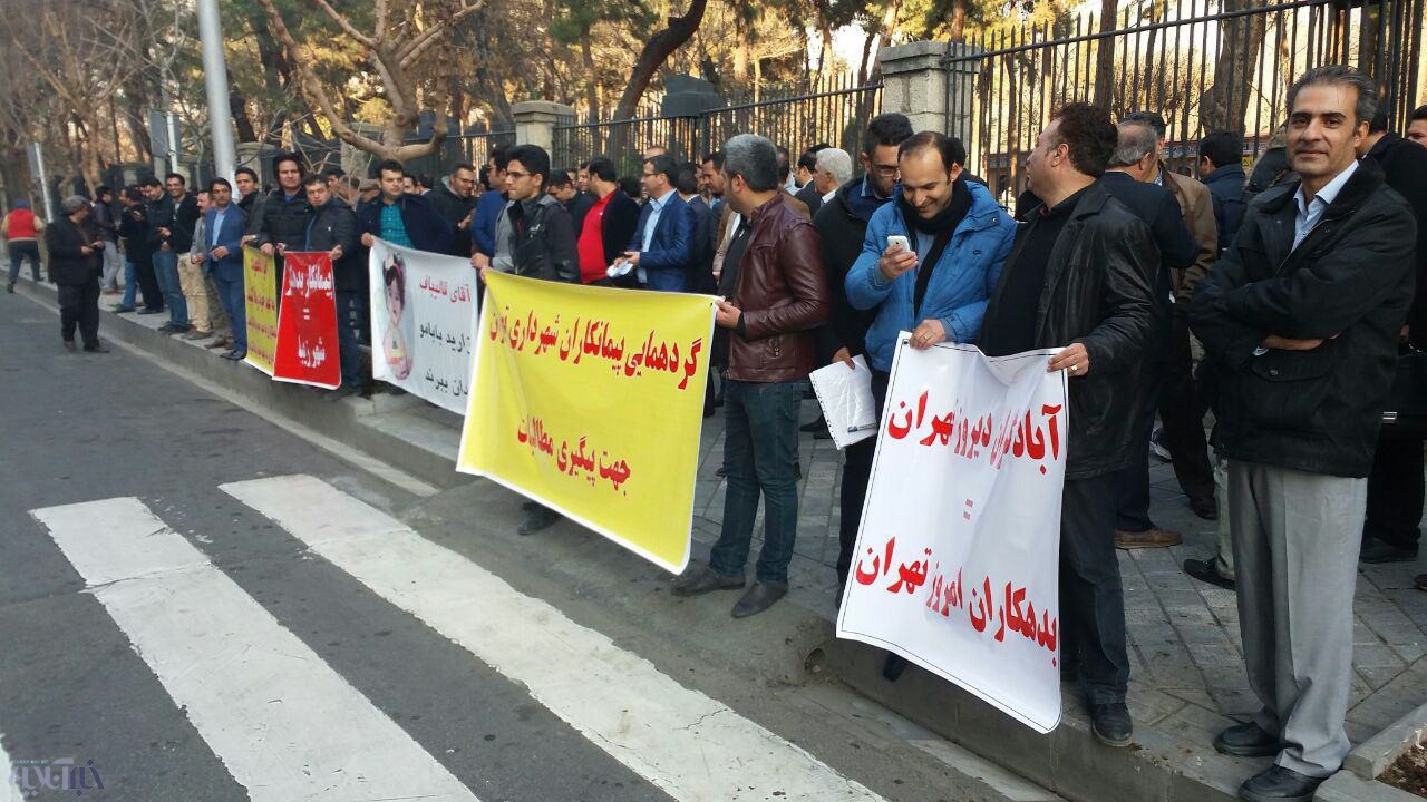 آقای قالیباف نذارید بابامو زندان ببرن!/ پلاکاردهای جالب در تجمع طلبکاران شهرداری تهران