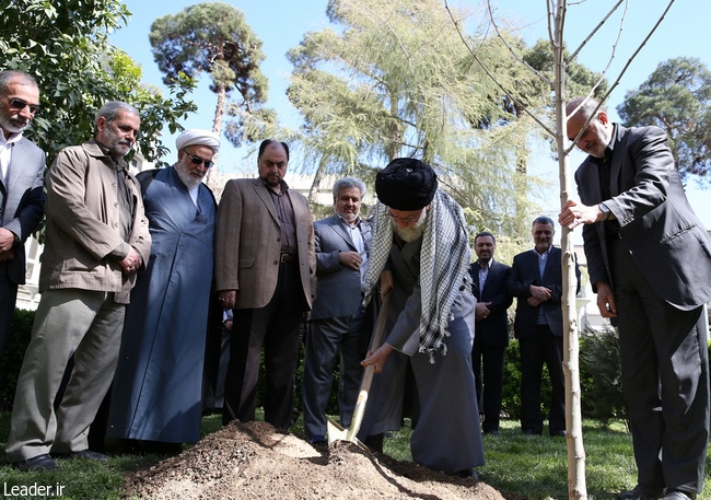 کاشت نهال توسط مقام معظم رهبری