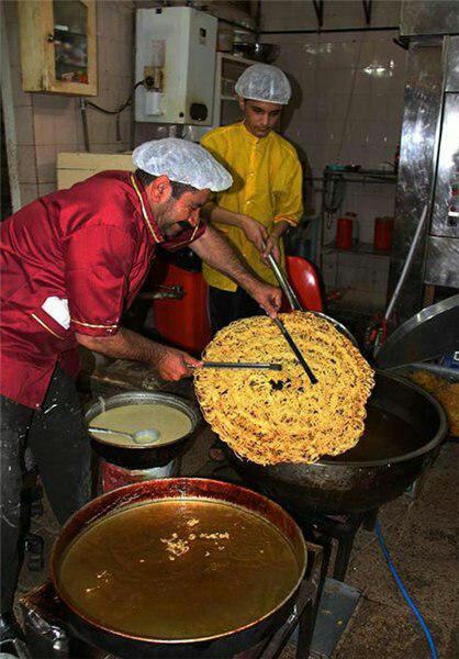 بزرگترین زولبیای ایران آماده شد این زولبیای بزرگ با قطر 50 سانتی متر در داریون شیراز آماده شده است!