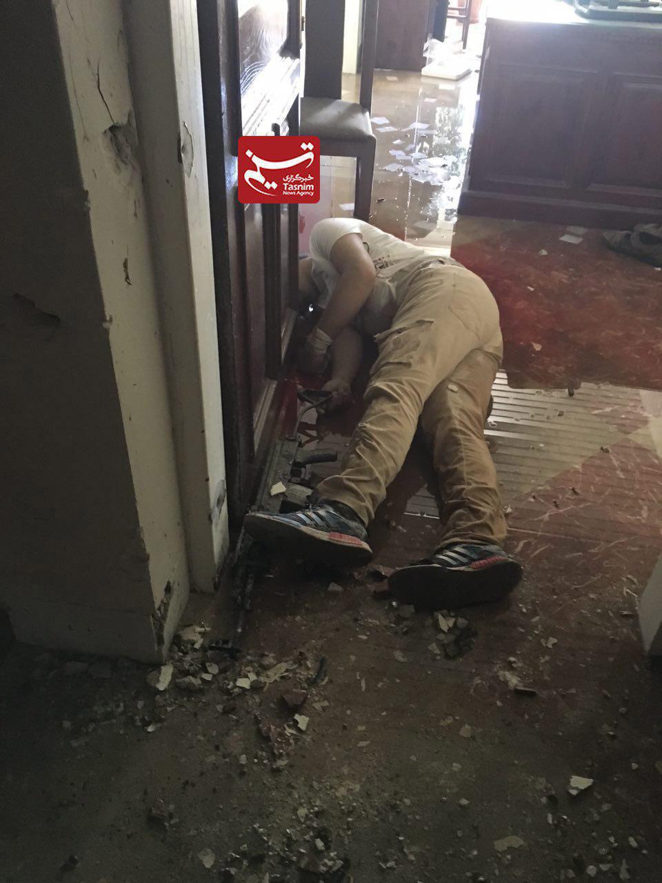 تروریست هلاک شده در داخل مجلس +تصویر