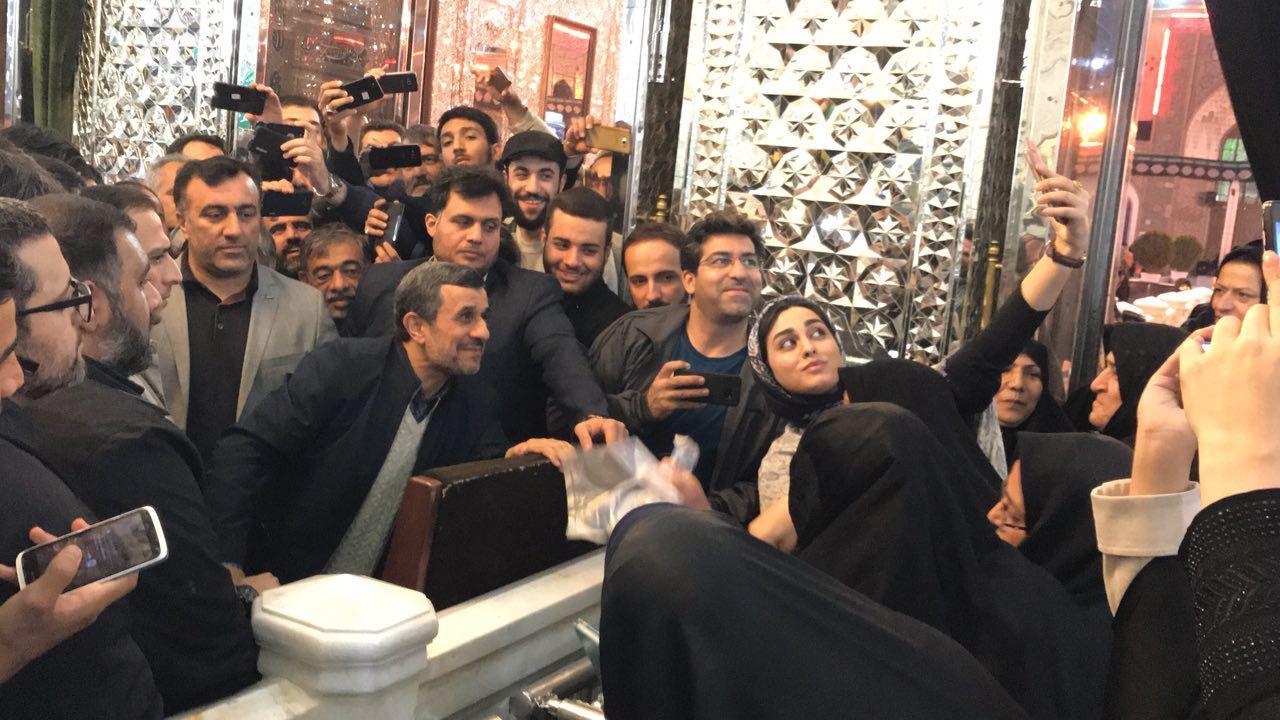 سلفی با احمدی‌نژاد در حرم عبدالعظیم/عکس
