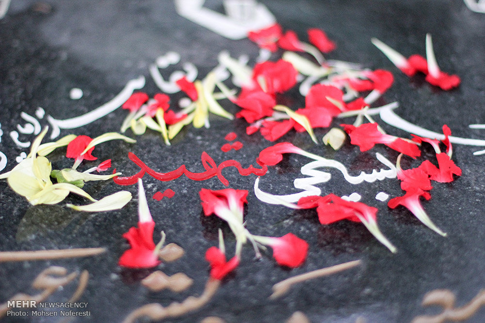 غبارروبی مزار شهدا به مناسبت هفته بسیج در شهر بیرجند