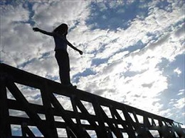 10 راه برای کمک به کسی که قصد خودکشی دارد