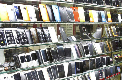 دلار چهار هزار تومانی با بازار موبایل چه کرد؟