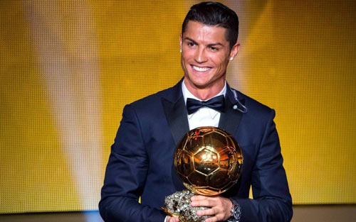 پنج توپ طلا به نشانه پنج خصوصیت ویژه‌ی CR7