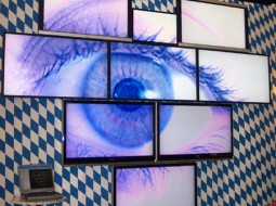 گوگل با اتصال صفحات کوچک نمایشگر بزرگ درست می‌کند