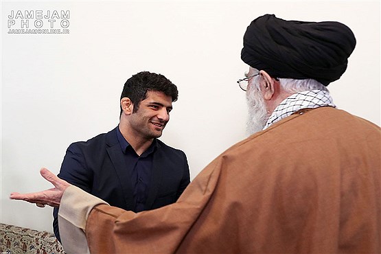 تجلیل رهبر معظم انقلاب از پهلوان سرافراز علیرضا کریمی