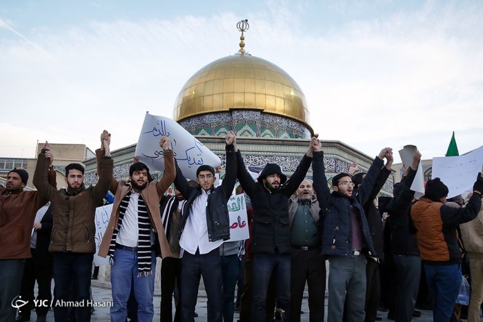 حلقه انسانی به دور نماد قدس در حرم مطهر رضوی در اعتراض به تغییر پایتخت رژیم اشغالگر قدس