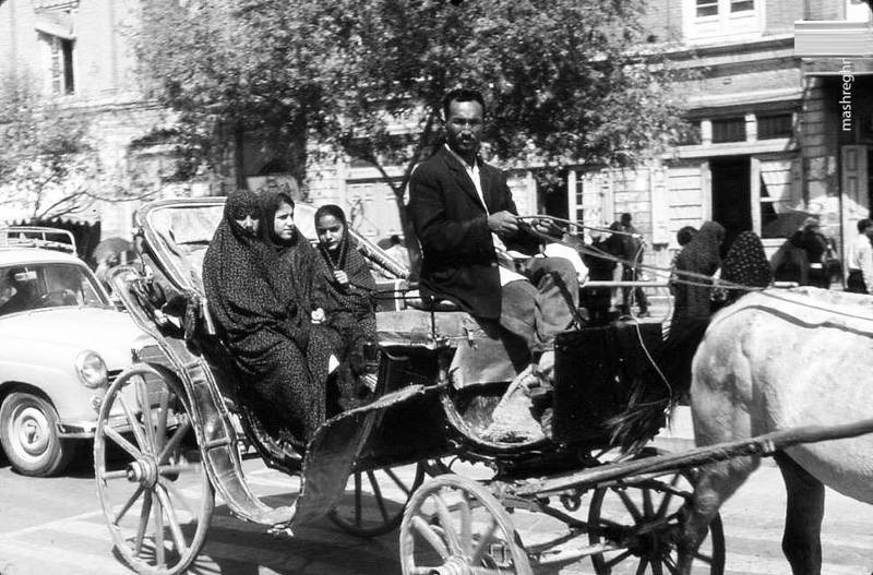 درشکه سواری در تهران دهه ٤٠ (عکس)