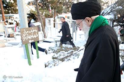 حضور رهبر معظم انقلاب در مرقد مطهر امام راحل و گلزار شهدای بهشت زهرا(س)
