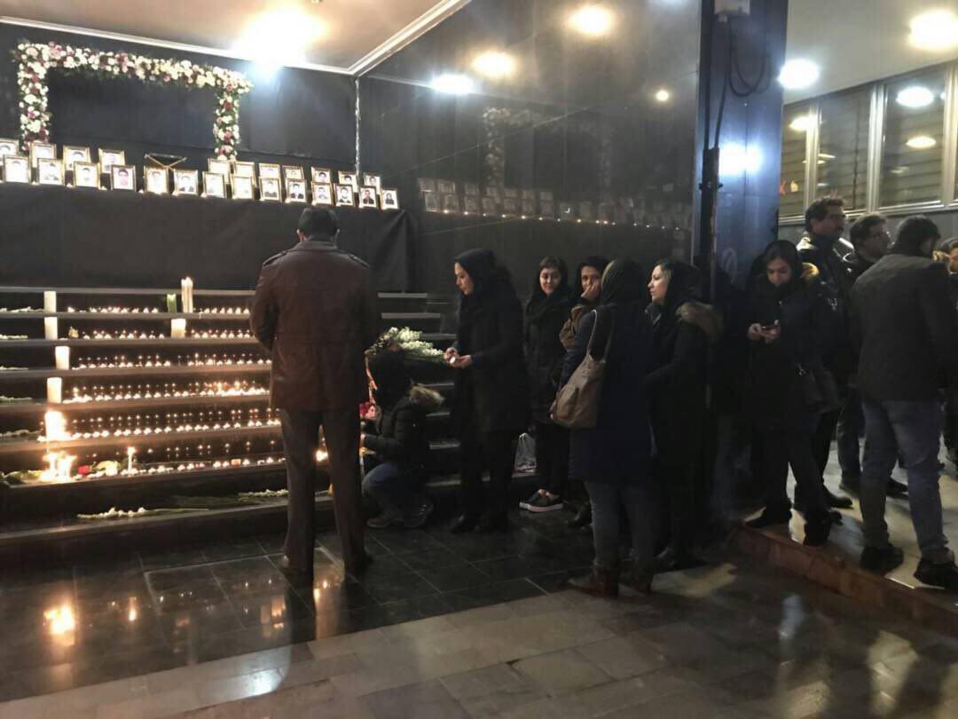 شمع روشن کردن خانواده خدمه نفتکش سانچی به یاد جانباختگان/تصویر