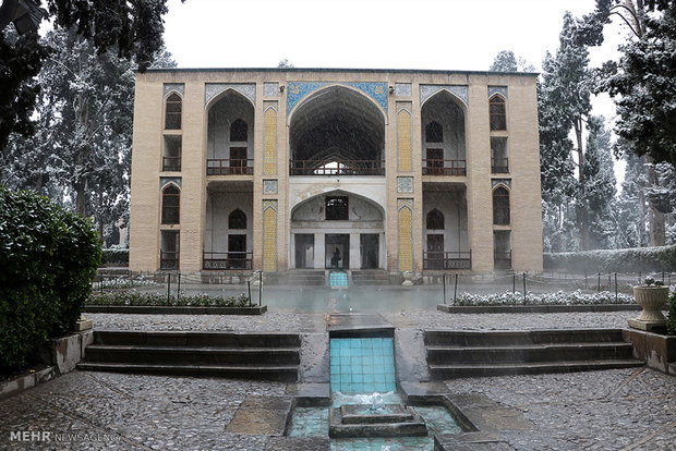 سفید پوش شدن باغ فین کاشان