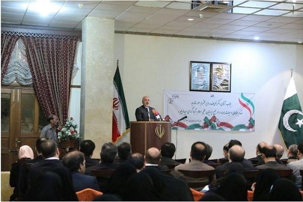 ظریف در جمع ایرانیان مقیم اسلام آباد حضور یافت
