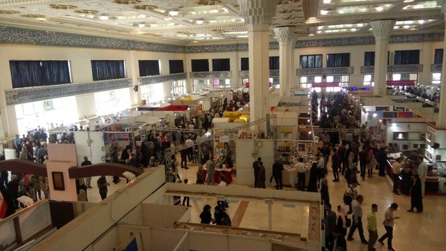 اهدای کتاب به بچه‌های روستا در نمایشگاه