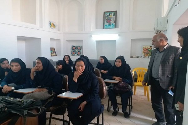 دانش آموزان در مدرسه صنایع دستی مشغول به تحصیل هستند