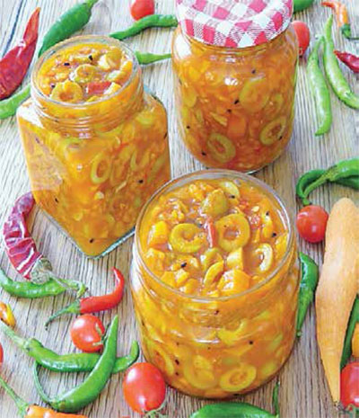 ترشی مخلوط زیتون با غذا می‌چسبه!