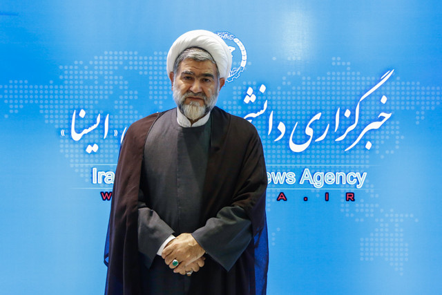 حضور جوانان در فضای مجازی با تمرکز بر مقابله با توطئه‌های دشمنان باشد