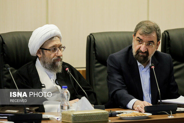 آیت الله آملی لاریجانی: از آقای رئیس جمهور تعجب می کنم