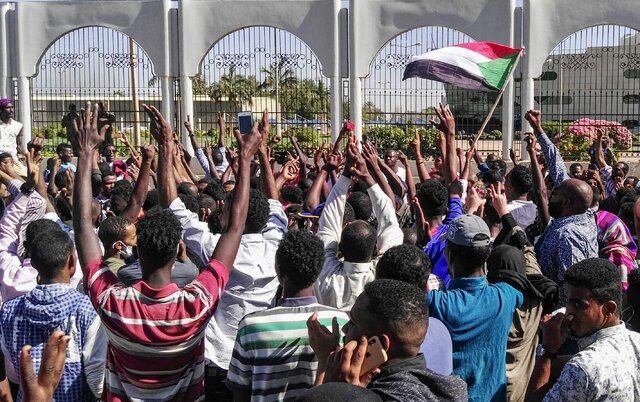 تبادل آتش شدید در مقابل مقر فرماندهی ارتش سودان/دفاع نیروهای ارتش از تحصن‌کنندگان