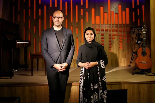 یک نوازنده دوتار گروه «شیلر» را در تورهایش همراهی می‌کند