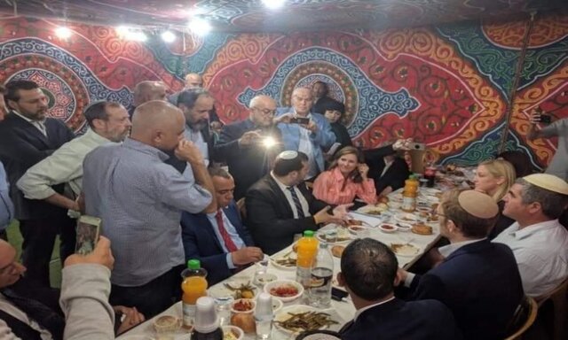 مراسم افطاری جنجال برانگیز شخصیت‌های فلسطینی و شهرک‌نشینان در شهر “الخلیل”