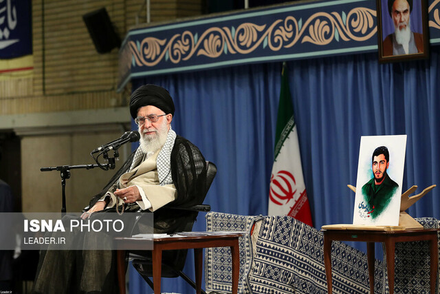 رهبر انقلاب: مشکلات نظام پارلمانی بیش از ریاستی است/ جوان انقلابی را تأیید می‌کنم اما خطا را نه