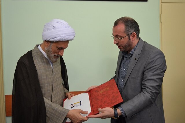 امام جمعه شیراز خبرنگار افتخاری خبرگزاری ایکنا شد