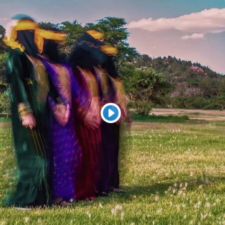 با حضور زنان، عربستان برای اولین بار نمایش رقص سنتی برگزار می‌کند