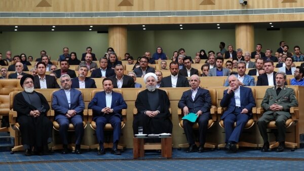 تجلیل روحانی از برگزیدگان پانزدهمین جشنواره شهید رجایی