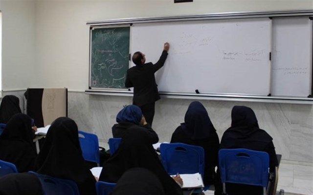 اعطای امتیاز یک مقطع تحصیلی بالاتر به خانواده شهدا در دانشگاه آزاد