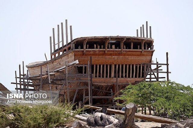 امدادرسانی گسترده به یک لنج حادثه دیده در بندرگاه هرمز/ آتش سوزی شناور در حال کنترل است