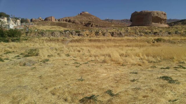 کشف سازه‌ای با کاشی‌کاری‌های ۷۰۰ ساله در ربع‌رشیدی