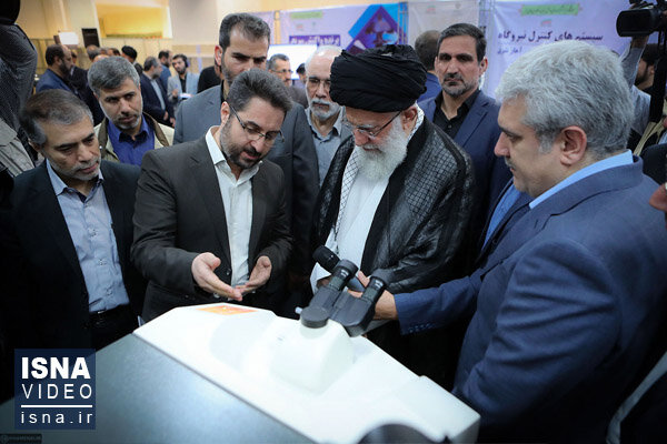 ویدئو / بازدید مقام معظم رهبری از نمایشگاه شرکت‌های دانش‌بنیان