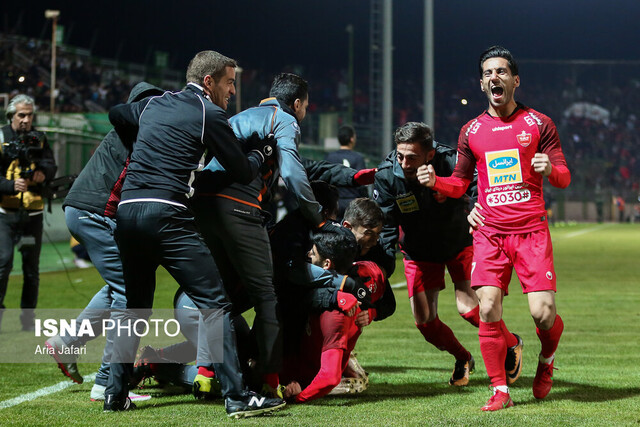 دیدار تیم‌های فوتبال ذوب آهن و پرسپولیس