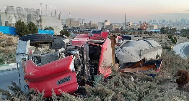 واژگونی کامیون سیمان در بزرگراه همت +‌عکس