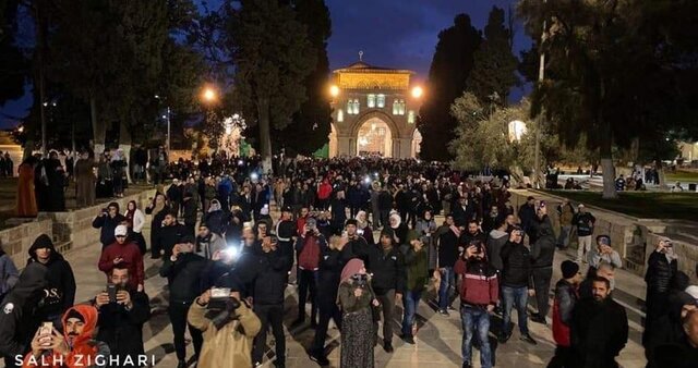 مشارکت ده‌ها هزار فلسطینی در نماز صبح مسجدالاقصی به رغم تدابیر امنیتی