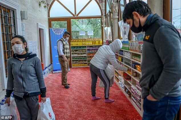 کرونا، مسجدی در استانبول را به سوپرمارکت فقرا تبدیل کرد