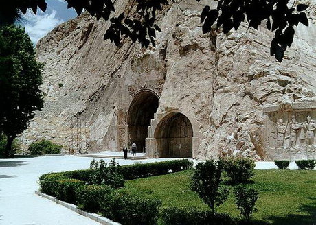 لباس را وارونه بر تن طاق‌بستان می‌کنند!
