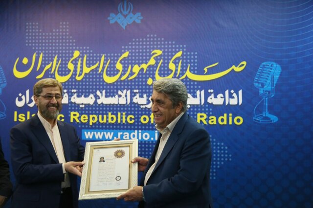 اهدای نشان درجه یک هنری به بهروز رضوی در مراسم تقدیر از او