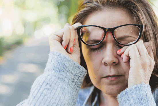 چگونه عادت کنیم کمتر دست به صورتمان بزنیم؟
