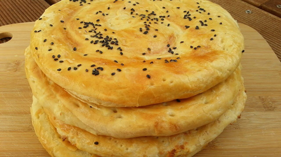 طرز تهیه‌ی نان فطیر؛ تجربه شیرین درست‌کردن نان در خانه