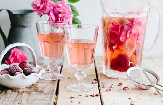 طرز تهیه شربت گل‌ محمدی؛ خوش‌عطر و دل‌چسب