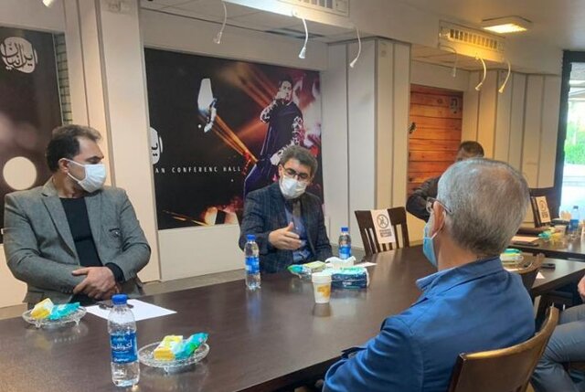 مشورت فدراسیون با قهرمانان وزنه برداری واقعی باشد نه نمایشی
