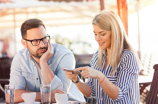فابینگ یا چگونه موبایل، دورهمی‌ها را به فنا داد