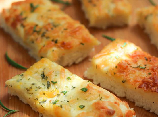 طرز تهیه نان سیر پیتزایی؛ طعمی جدید و دلپذیر