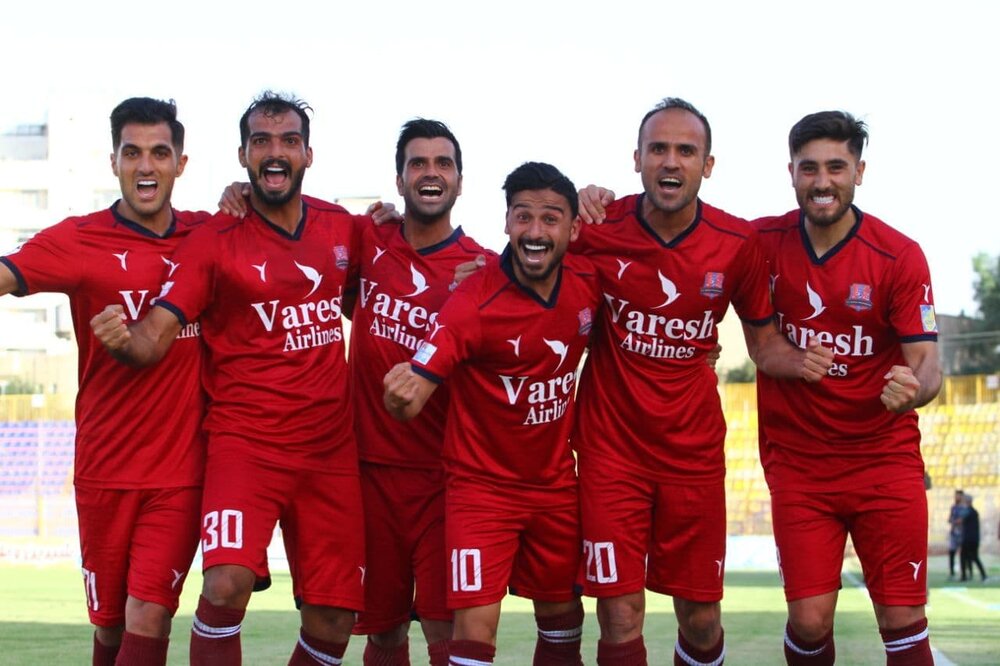 قطار نساجی برای بقا از ایستگاه پرسپولیس می‌گذرد