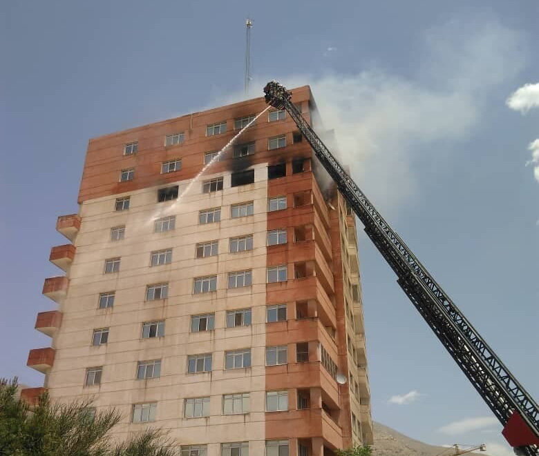 حریق گسترده در برج ١٠ طبقه