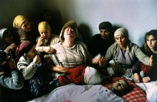عکسی تکان دهنده از عزاداری مادر یک معترض