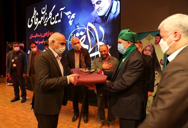 آزادی ۵ محکوم مالی یزدی در آیین گلریزان «مهر فاطمی»