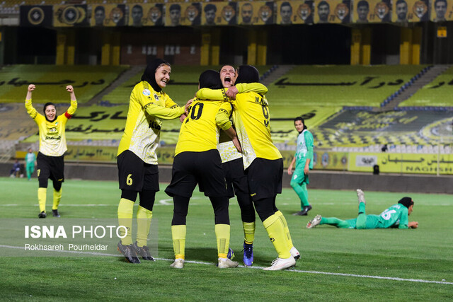 سپاهان، ملی‌پوشان را گل باران کرد 